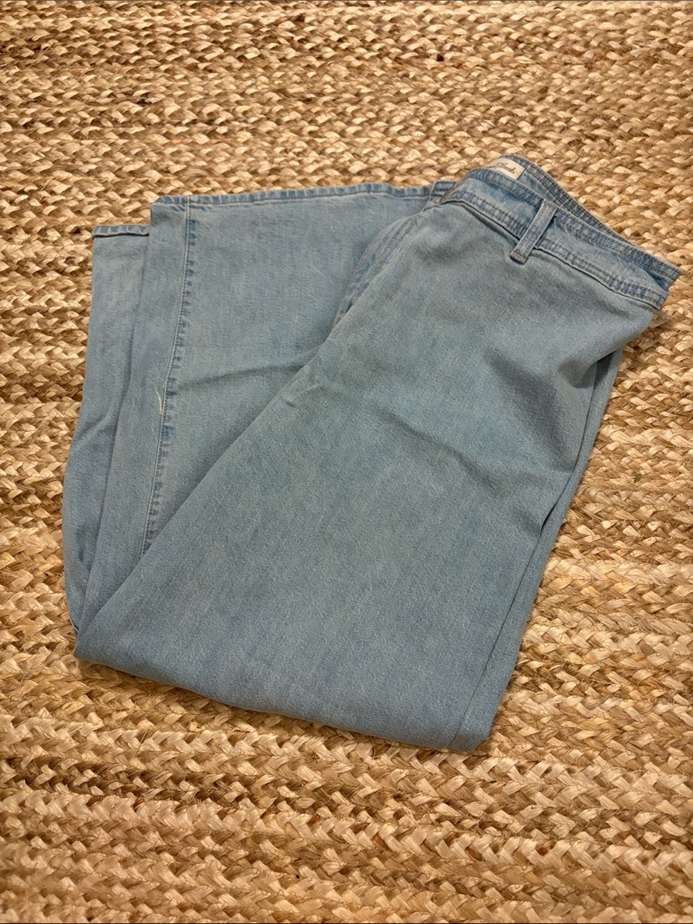 Universal Thread Light Wash Straight Jeans